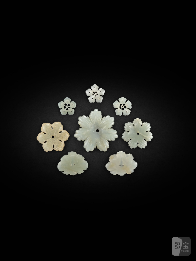 明/清　玉花片一組八件 | A GROUP OF EIGHT JADE FLORAL ORNAMENTS - 图4